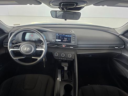 Used 2025 Hyundai Elantra SE FWD image 7