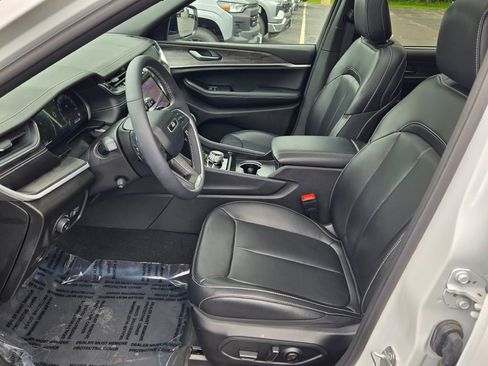 Used 2025 Jeep Grand Cherokee L Limited w/ Luxury Tech Group II AWD/4WD image 25