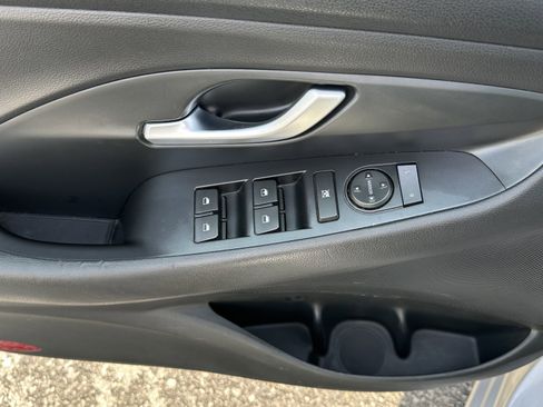 Used 2018 Hyundai Elantra GT FWD image 17