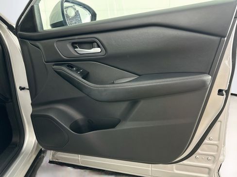 Used 2025 Nissan Rogue SV FWD image 31