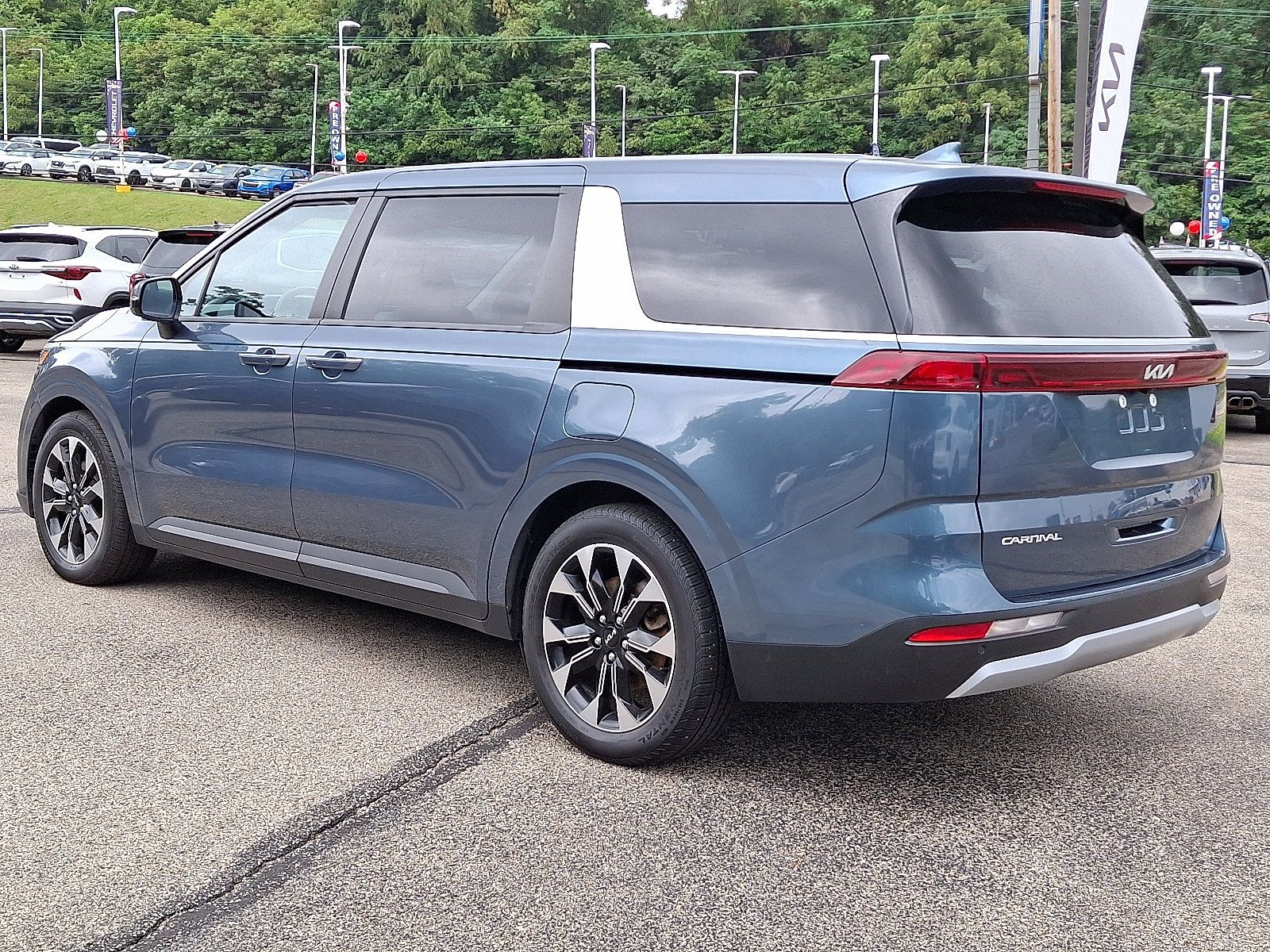 Used 2024 Kia Carnival EX FWD image 4