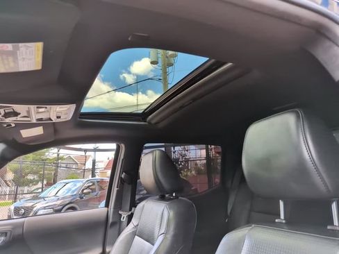 Used 2021 Toyota Tacoma TRD Off-Road w/ TRD Premium Off Road Package AWD/4WD image 21