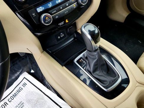 Used 2019 Nissan Rogue SV FWD image 16