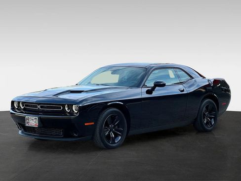 Used 2017 Dodge Challenger SXT RWD image 3
