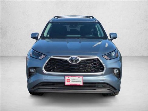 Used 2023 Toyota Highlander XLE image 2