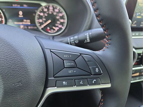 Used 2025 Nissan Sentra SR FWD image 18