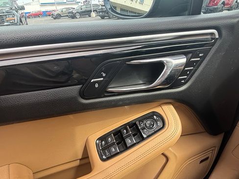 Used 2017 Porsche Macan AWD/4WD image 16
