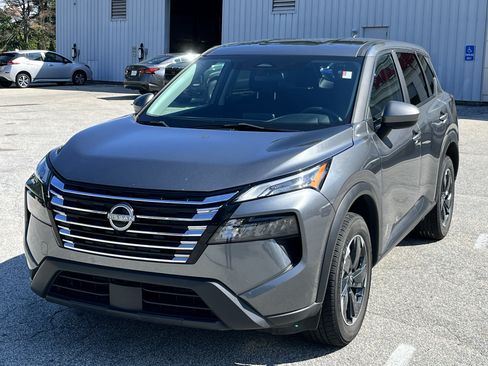 Used 2024 Nissan Rogue SV AWD/4WD image 3