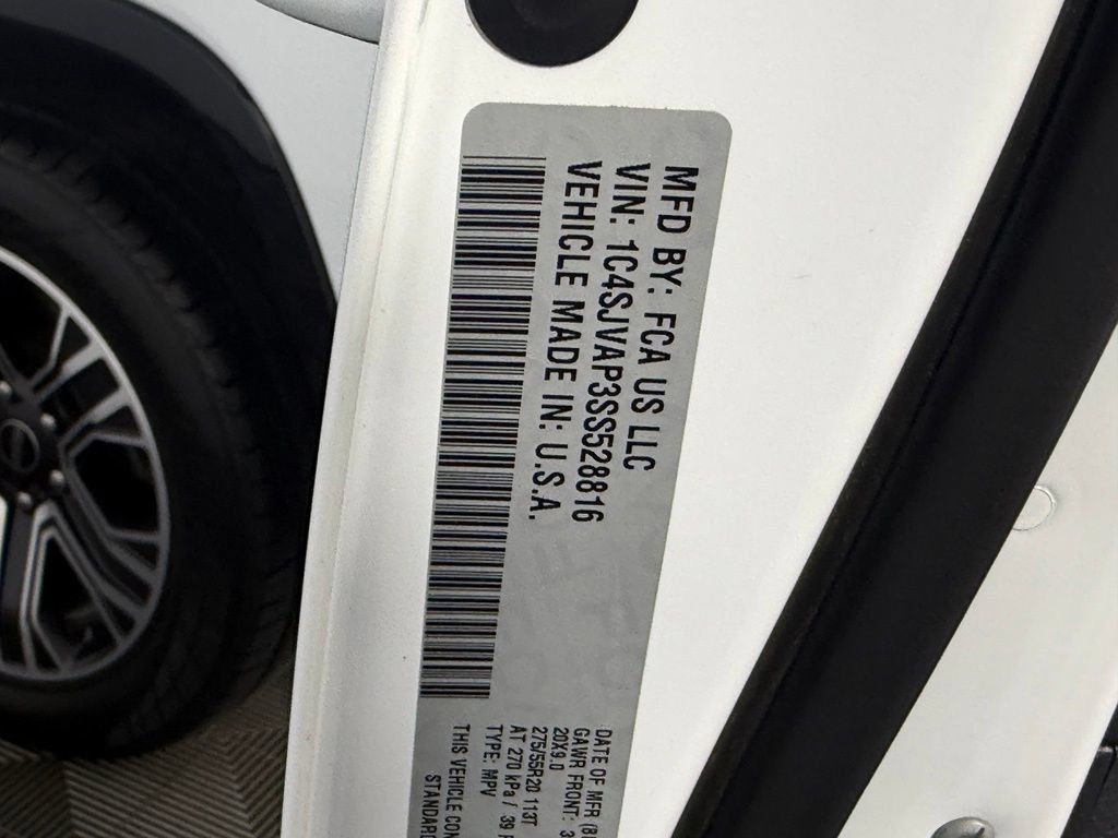 Used 2025 Jeep Wagoneer 4WD image 34