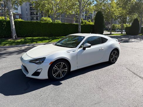Used 2013 Scion FR-S RWD image 2