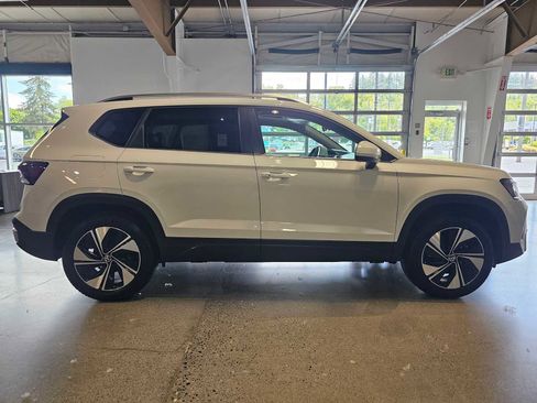 Used 2025 Volkswagen Taos SE AWD/4WD image 10
