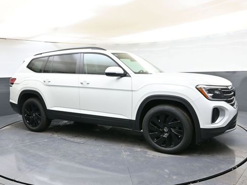 Used 2025 Volkswagen Atlas SE w/ Panoramic Sunroof Package image 7