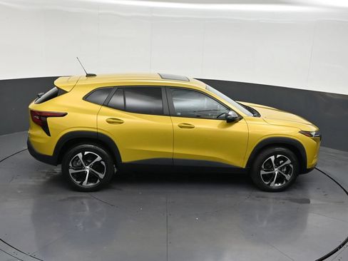 Used 2024 Chevrolet Trax RS w/ Sunroof Package FWD image 20
