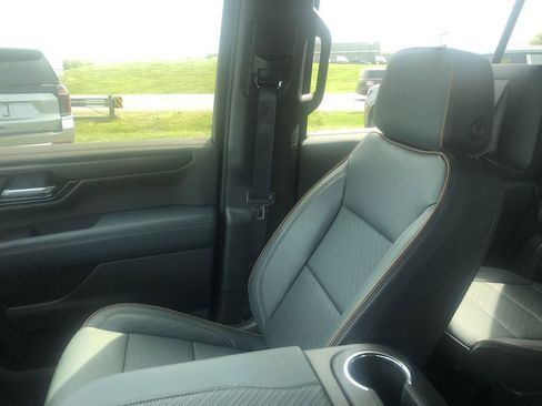 Used 2025 GMC Yukon AT4 w/ AT4 Premium Plus Package AWD/4WD image 34