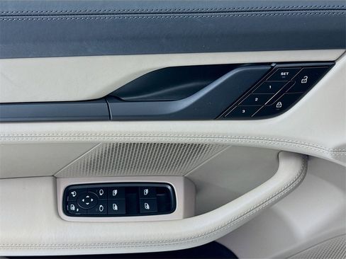 Used 2022 Porsche Taycan image 11