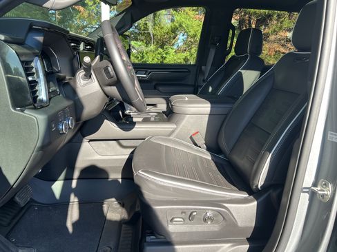 Used 2025 GMC Sierra 2500 AT4X image 16