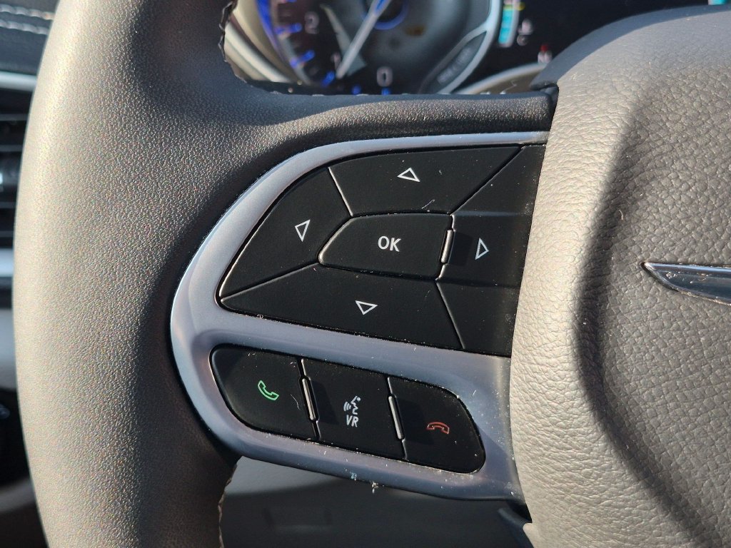 Used 2024 Chrysler Pacifica Touring-L FWD image 12