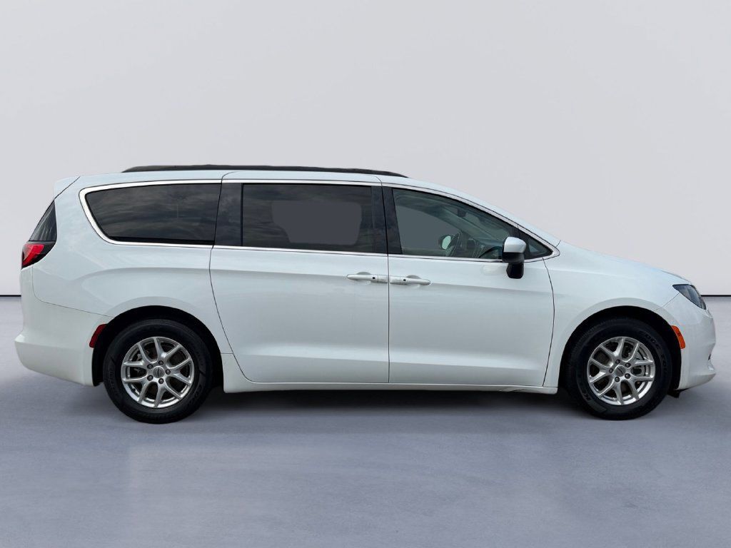 Used 2021 Chrysler Voyager Lxi FWD image 2