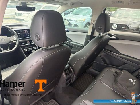 Used 2023 Volkswagen Taos SE w/ Panoramic Sunroof Package FWD image 11