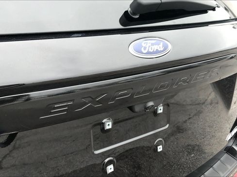 Used 2021 Ford Explorer XLT AWD/4WD image 8