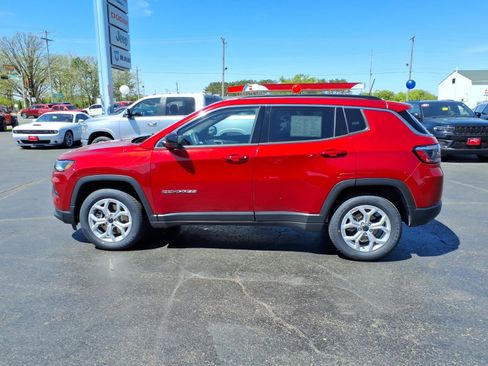Used 2025 Jeep Compass Latitude AWD/4WD image 2