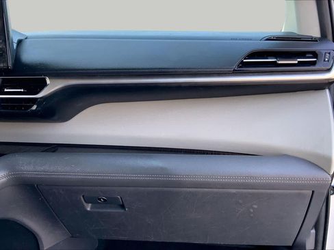 Used 2022 Toyota Sienna XLE FWD image 18