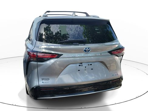 Used 2025 Toyota Sienna Platinum FWD image 8