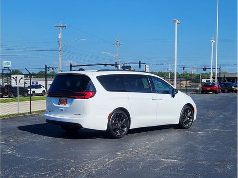 Used 2025 Chrysler Pacifica Limited FWD image 9