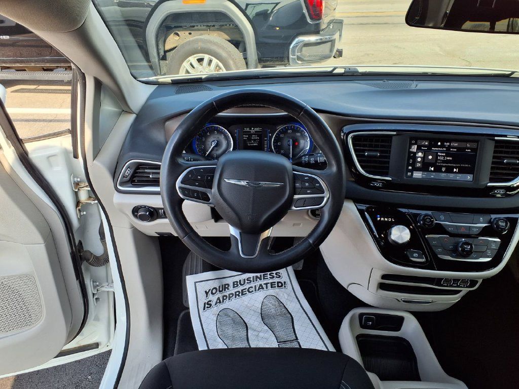Used 2022 Chrysler Voyager LX FWD image 3
