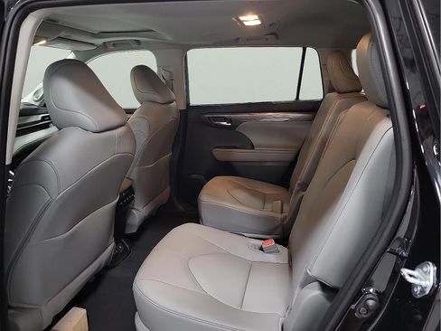 New 2026 Toyota Highlander AWD image 7