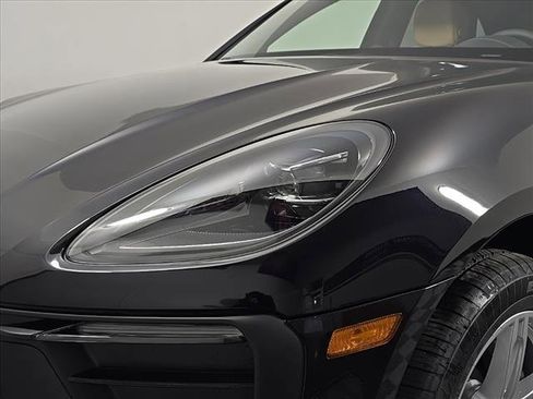 Certified 2025 Porsche Macan image 11