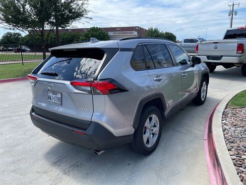 Used 2021 Toyota RAV4 XLE w/ Convenience Package FWD image 4