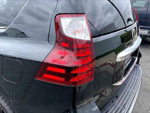 Used 2022 Lexus GX 460 Premium w/ Accessory Package AWD/4WD image 29