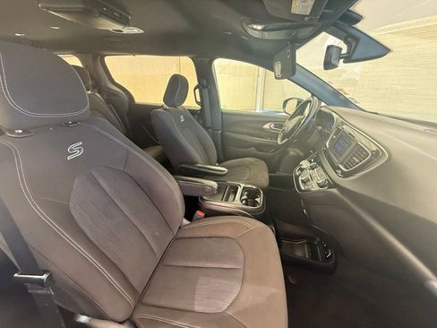 Used 2020 Chrysler Pacifica Touring w/ S Appearance Package FWD image 15