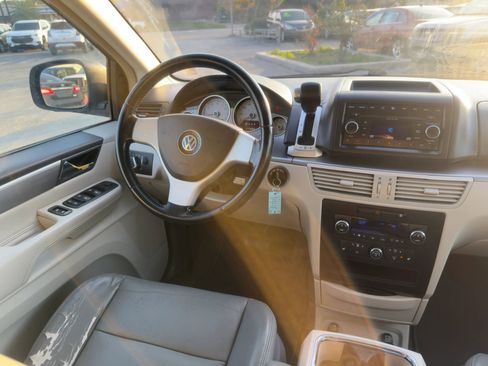Used 2009 Volkswagen Routan SEL image 16
