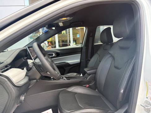 Certified 2025 Jeep Compass Limited w/ Elite Group AWD/4WD image 16
