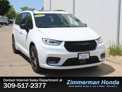 Used 2025 Chrysler Pacifica Limited FWD image 3