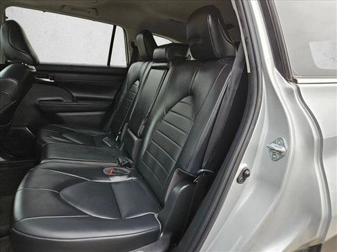 Used 2022 Toyota Highlander XLE AWD/4WD image 16