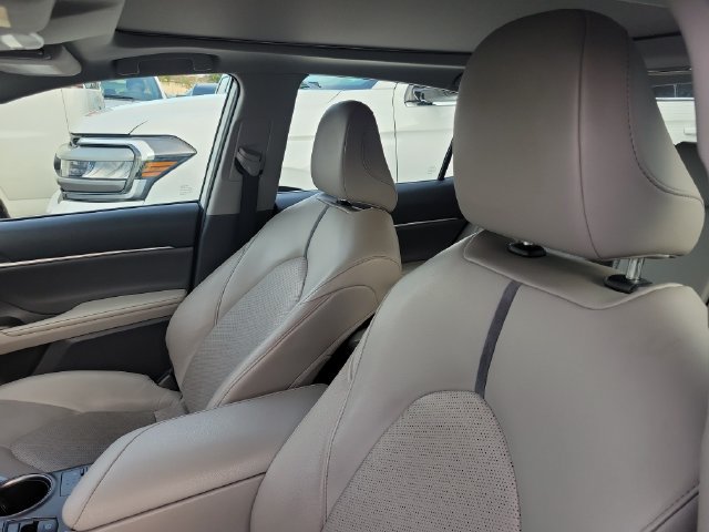 Used 2022 Toyota Camry XSE FWD image 9
