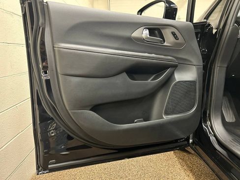 New 2027 Chrysler Pacifica Limited w/ S Appearance Package FWD image 13
