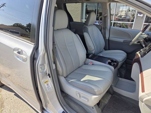 Used 2014 Toyota Sienna Limited w/ Limited Premium Package FWD image 9