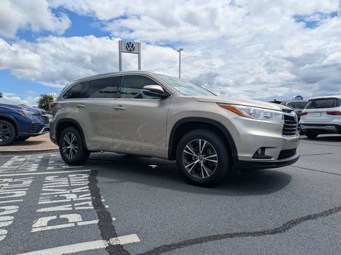 Used 2016 Toyota Highlander XLE FWD image 3