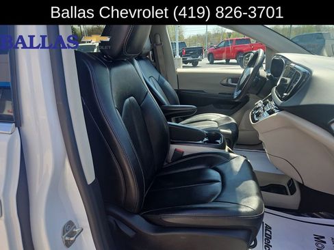 Used 2024 Chrysler Pacifica Touring-L FWD image 29