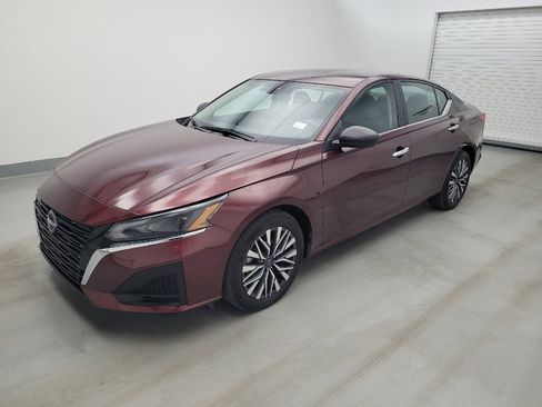 Used 2025 Nissan Altima 2.5 SV FWD image 2