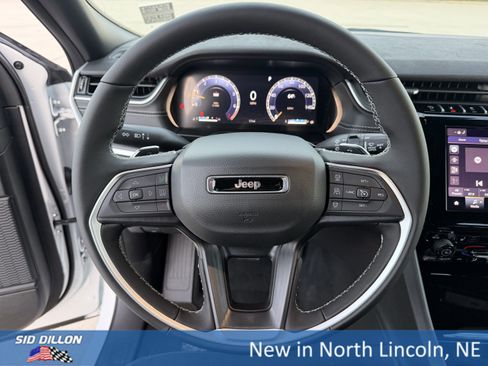 New 2025 Jeep Grand Cherokee Altitude image 8