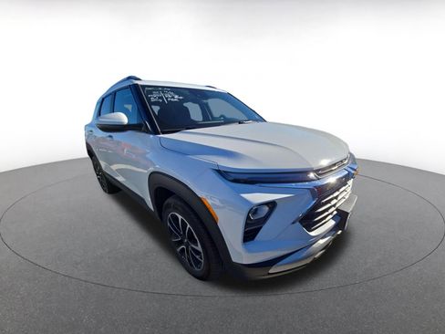 Used 2025 Chevrolet TrailBlazer LT image 3