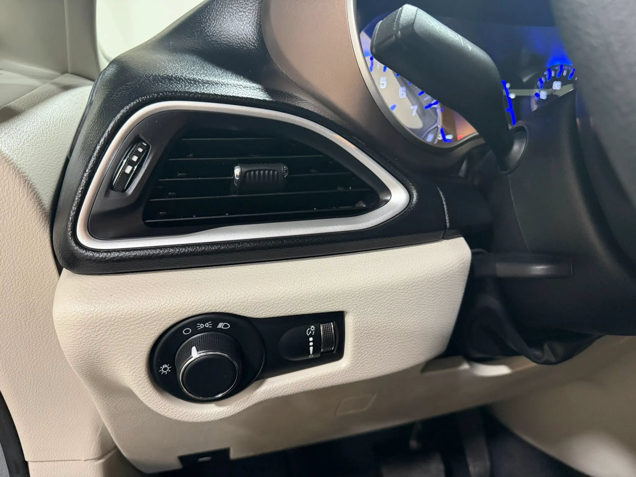 Used 2021 Chrysler Voyager L FWD image 39