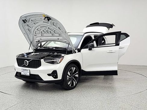 New 2026 Volvo XC40 B5 Plus w/ Climate Package AWD/4WD image 9