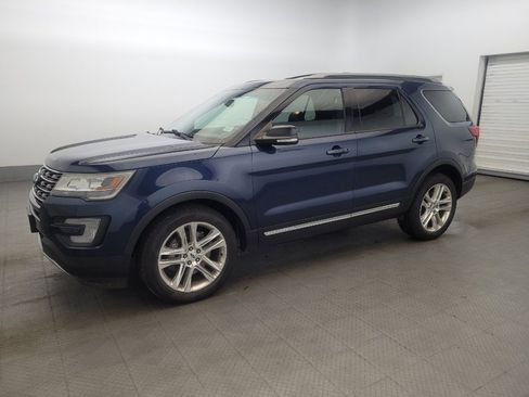 Used 2017 Ford Explorer XLT w/ Equipment Group 202A AWD/4WD image 2