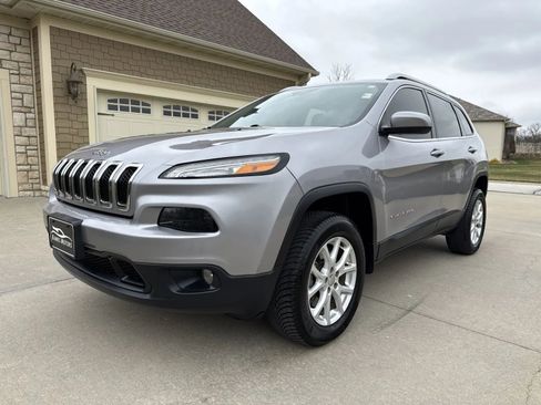 Used 2018 Jeep Cherokee Latitude Plus w/ Cold Weather Group image 1